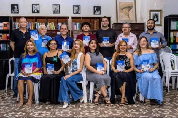 Clube dos Poetas Mortais lança coletânea com participação de 29 autores.