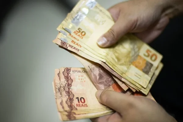 Governo do Piauí realiza pagamento do 13º salário dos servidores estaduais.
