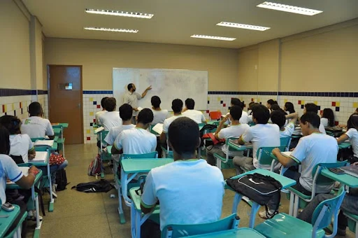 Professores de município no Sul do Piauí recebem 14º, 15º e 16º salários. Negócio tá ficando bom.