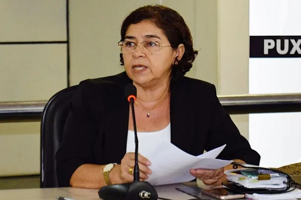Vereadora Fátima Carmino denuncia que prefeitura de Parnaíba ultrapassou limite prudencial com gastos de pessoal.