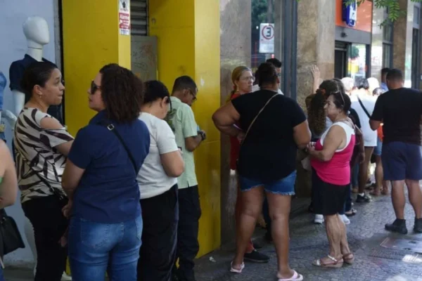 Lula assina decreto que eleva salário mínimo para R$ 1.518.