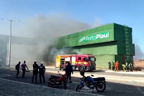 Novo foco de incêndio no porto de Luiz Correia nesse sábado. Bombeiros farão vistoria neste domingo.