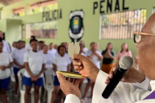 Arcebispo Dom Juarez reza missa na Penitenciária Feminina em Teresina.