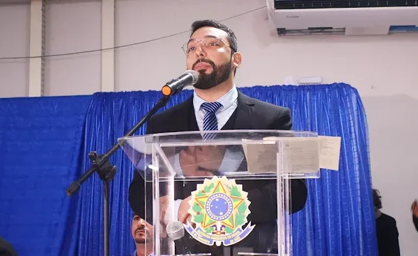 Francisco Emanuel e 19 vereadores são diplomados para o mandato de 2025 em Parnaíba.  Na manhã desta quinta-feira (19), o prefeito eleito de Parnaíba, Francisco Emanuel Cunha de Brito, conhecido como Novo Francisco, foi diplomado oficialmente para o pleito de 2025. Com expressivos 59,09% dos votos válidos, ele venceu as eleições municipais deste ano no primeiro turno. Ao seu lado, também receberam o diploma o vice-prefeito eleito, Darllan Barros, e 19 vereadores que comporão a Câmara Municipal. Durante seu discurso, Francisco Emanuel reafirmou seu compromisso com Parnaíba e prometeu dedicar-se intensamente à cidade, dando continuidade ao trabalho realizado durante os quase oito anos de governo do prefeito Mão Santa. Ele agradeceu ao povo de Parnaíba, à sua família e à família Mão Santa, destacando o apoio recebido da deputada Gracinha Mão Santa, que considerou fundamental para sua trajetória profissional e política. O evento aconteceu no Centro de Qualificação Jeanete de Moraes Souza, localizado na Avenida Chagas Rodrigues, no bairro do Carmo. Entre os presentes, estavam o atual prefeito Mão Santa e a primeira-dama Adalgisa de Carvalho Moraes Souza, que fizeram questão de prestigiar a solenidade. Daniel Jackson, presidente da Câmara Municipal de Parnaíba e reeleito para mais um mandato como vereador, também discursou na ocasião. Ele expressou gratidão à sua família e ao povo parnaibano pelo voto de confiança em seu trabalho legislativo. O local estava repleto de autoridades municipais, familiares, assessores, representantes da imprensa e populares que compareceram para celebrar a diplomática cerimônia. A diplomacão marca o último passo antes da posse oficial, prevista para o início de janeiro de 2025, e simboliza o início de um novo ciclo administrativo em Parnaíba.