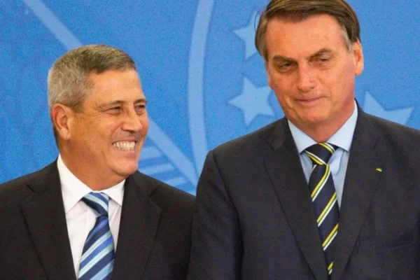 Braga Netto tentou obter dados de delação de Mauro Cid. Agora está preso.