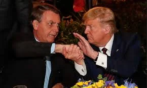 Bolsonaro espera que Brasil siga exemplo de Trump e indulte presos do 8 de janeiro. Sonhe Alice.