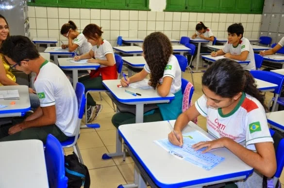 Lei que proíbe uso de celulares em sala de aula no Piauí já vale para este ano letivo de 2025.