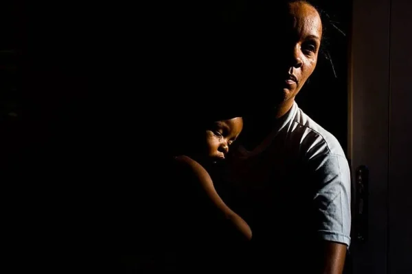 Mães de crianças menores de 12 anos poderão cumprir prisão domiciliar.