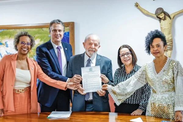 Governo cria bolsa de R$ 1.050 para estudantes de licenciatura.