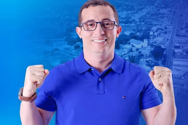 Virando moda. Ex-prefeito de Buriti dos Lopes volta à prefeitura como secretário de planejamento, orçamento e finanças.