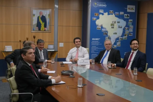 Deputados piauienses e ministros se reúnem com  Azul para manter voos para Parnaíba.