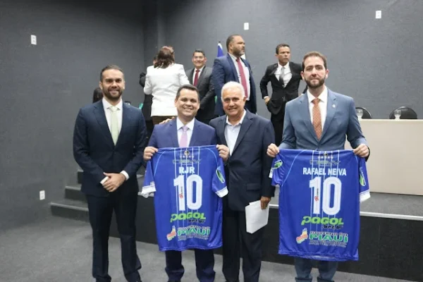 Dirigentes da OAB Piauí recebem título de sócio honorário do Parnahyba Sport Club.