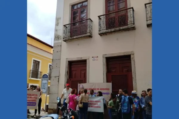 Historiadores realizaram manifestação em defesa do Arquivo Público do Maranhão. Diferente da Parnaíba.