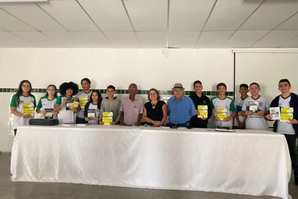 Escritores vão à escola falar sobre a importância da leitura pela juventude.
