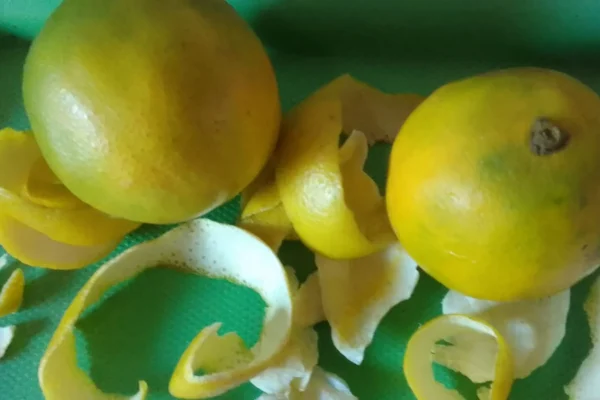 Casca de laranja. Por *Pádua Marques.