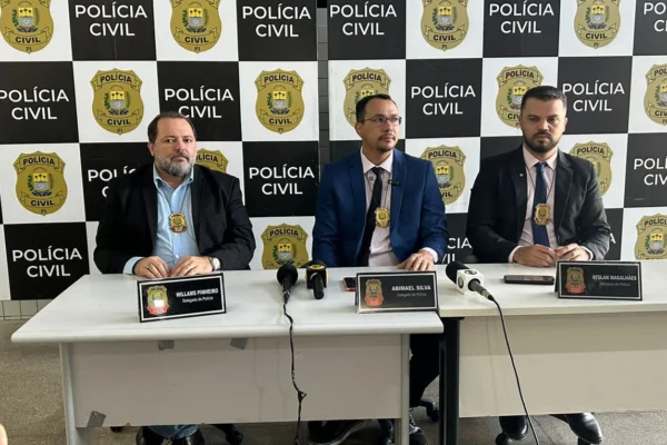 Briga de polícia com imprensa. *Pádua Marques