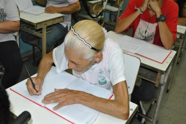 Fundação Raul Bacellar com inscrições abertas para alfabetização de jovens e adultos.