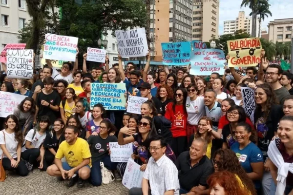 No Brasil, 14% das escolas públicas têm grêmio estudantil.