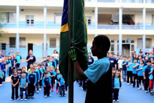 Hinos Nacional, do Piauí e de Teresina devem ser executados todos os dias nas escolas da capital.