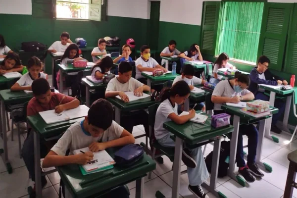 Pais denunciam tentativa da Secretaria de Educação de Parnaíba de retomar o ensino multisseriado.