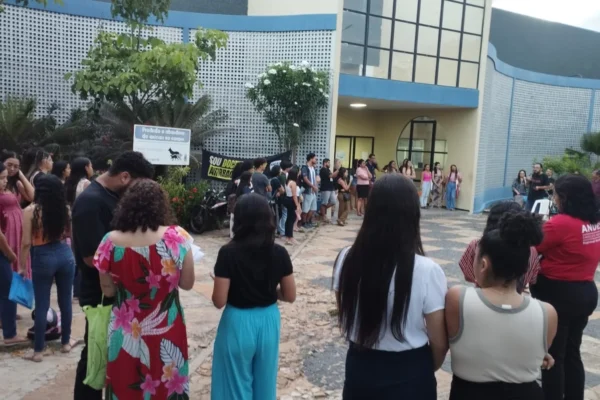 Descaso da reitoria da UESPI em Parnaíba provoca manifestação de estudantes de Pedagogia.