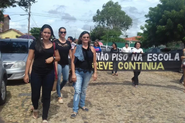 Professores e lideranças sindicais marcam manifestação em frente a prefeitura dia 27 de fevereiro.