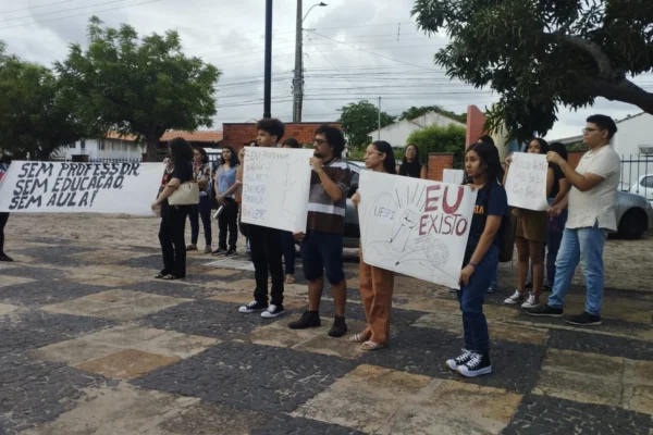 Estudantes do campus da UESPI em Parnaíba promovem manifestação contra a dispensa de professores.