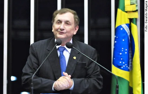 Academia Parnaibana de Direito homenageia várias personalidades com medalha e diploma.