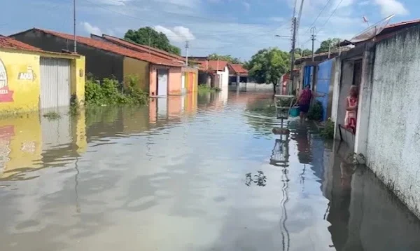 Famílias do ‘Piscinão de Parnaíba’ sofrem com enchentes durante a madrugada