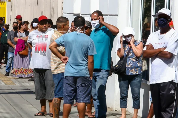 Governo começa a cobrar pessoas que receberam o Auxílio Emergencial indevidamente durante a pandemia.