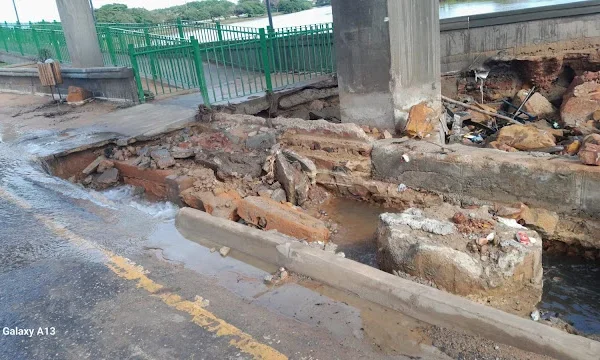 Chuva provoca erosão na base da ponte Virgílio Machado, a ponte nova em Parnaíba.