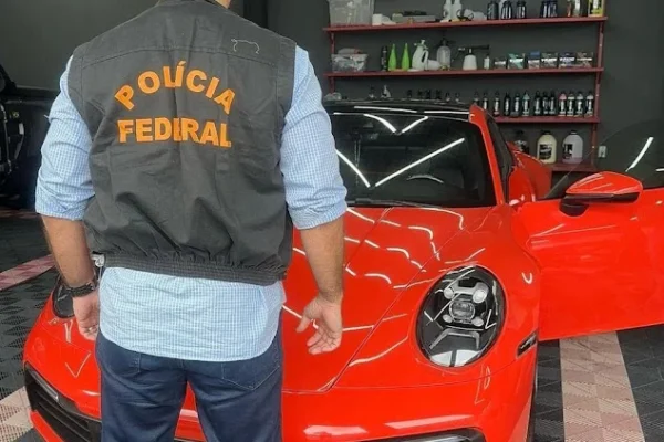 Polícia Federal apreende carrão de luxo de investigado por fraude milionária ao INSS em Parnaíba.