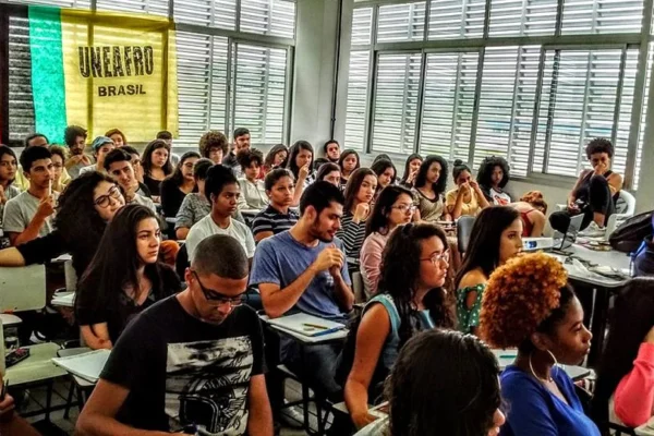 Rede de cursinhos populares dá bolsa de R$ 200 a estudantes.