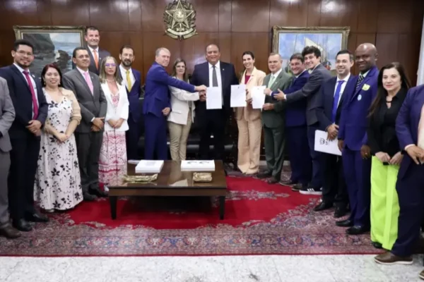 Reitor da UFDPar participa de audiência no Senado sobre interiorização do ensino superior.