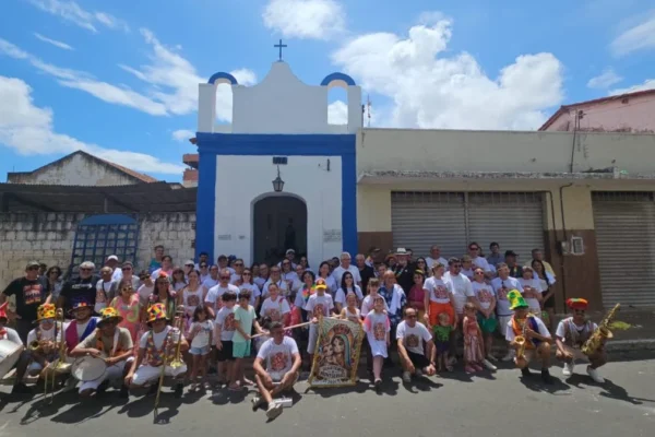 Bloco Guariteiros de Monserrat anima o centro com oração e louvor à primeira padroeira de Parnaíba.