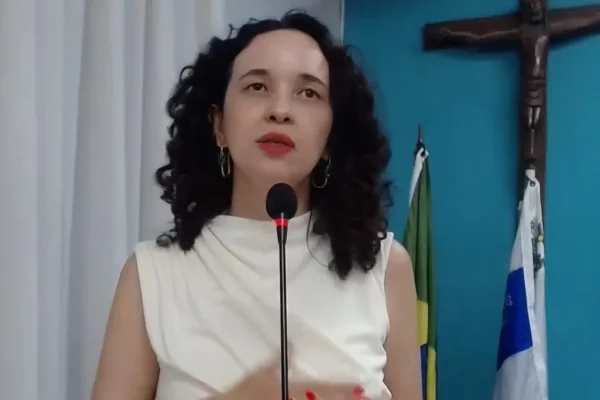 Médica denuncia defasagem salarial e falta de valorização da saúde pública em Parnaíba durante discurso na Câmara. 