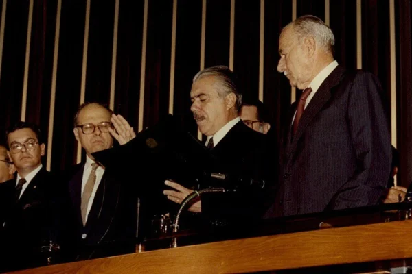 Redemocratização: Senado homenageia José Sarney e lança página especial.