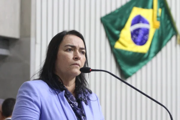 Deputada quer suspender livros infantis sobre diversidade e religiões africanas em escolas municipais no Ceará.