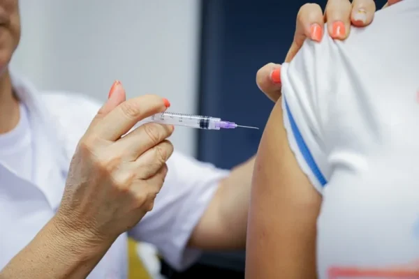 Secretaria de Saúde do Piauí amplia vacinação contra HPV em Parnaíba e Teresina.