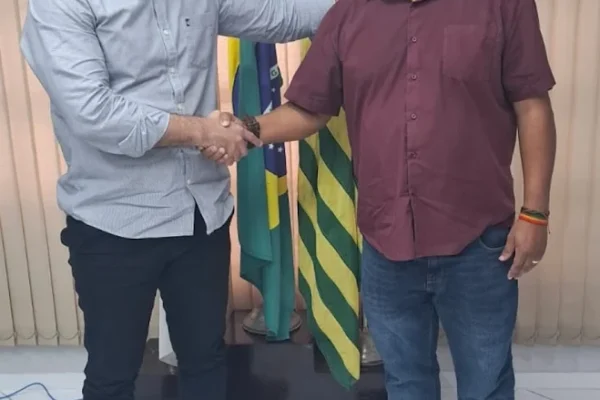Novo prefeito de Parnaíba abre canal de comunicação com servidores da saúde paralisados.