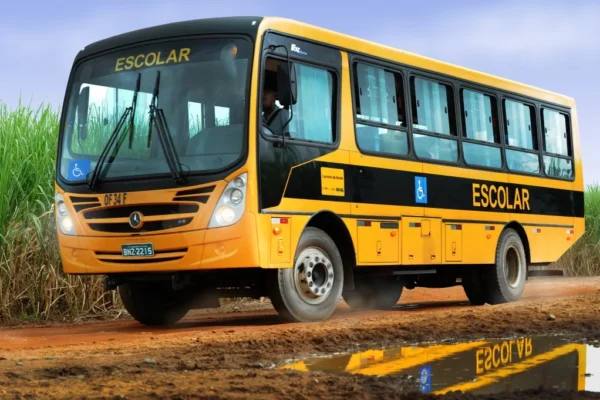 Projeto permite nova destinação de ônibus escolar após dez anos de uso.