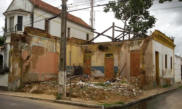 Projeto do governo do Piauí autoriza demolição de prédios abandonados.