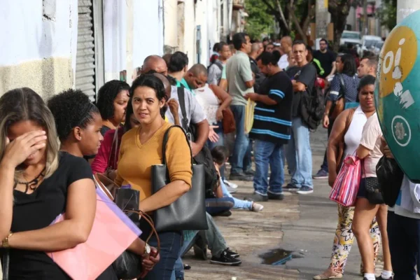 Desemprego de 7% no 1º tri é o menor já registrado para o período.  O Brasil fechou o primeiro trimestre de 2025 com taxa de desocupação de 7%. Esse patamar fica acima do registrado no trimestre anterior, encerrado em dezembro (6,2%), no entanto, é o menor para os meses de janeiro a março em toda a série histórica do Instituto Brasileiro de Geografia e Estatística (IBGE), iniciada em 2012.   O recorde anterior era de 2014, quando a taxa de desocupação no período marcou 7,2%. Em 2024, o índice era de 7,9%. Os dados fazem parte da Pesquisa Nacional por Amostra de Domicílios (Pnad) Contínua, divulgada nesta quarta-feira (30). O IBGE apura o comportamento no mercado de trabalho para pessoas com 14 anos ou mais e leva em conta todas as formas de ocupação, seja emprego com ou sem carteira assinada, temporário e por conta própria, por exemplo. Na metodologia do IBGE, pessoas que não trabalham, mas que também não buscam vagas não entram no cálculo de desempregados. De acordo com a pesquisa, a alta da desocupação na passagem do quatro trimestre de 2024 para o primeiro de 2025 é explicada pelo aumento no número de pessoas que buscaram emprego, que cresceu 13,1%, representando 7,7 milhões à procura de vaga (891 mil a mais que no período terminado em dezembro). No entanto, quando a comparação é com o mesmo período de 2024, houve redução de 10,5% nesse contingente. De acordo com a coordenadora de Pesquisas Domiciliares do IBGE, Adriana Beringuy, o resultado revela comportamento sazonal, “de modo geral, observado nos primeiros trimestres de cada ano”. Setores Em relação ao número de ocupados, as reduções mais significativas entre o fim de 2024 e o dado apurado em março pertencem aos seguintes setores: – construção (menos 397 mil pessoas); – alojamento e alimentação (menos 190 mil pessoas); – administração pública, defesa, seguridade social, educação, saúde humana e serviços sociais (menos 297 mil pessoas); – serviços domésticos (menos 241 mil pessoas); Carteira assinada Adriana Beringuy considera que a redução da ocupação no primeiro trimestre (menos 1,3 milhão de pessoas) não comprometeu negativamente o cenário do mercado de trabalho brasileiro. “Embora tenha havido retração da ocupação, essa retração não comprometeu o contingente de empregados com carteira assinada”. O número de trabalhadores com carteira assinada não teve variação significativa na comparação com o trimestre encerrado em dezembro e chega a 39,4 milhões, renovando um recorde. Segundo Adriana, o patamar é sinal de “sustentabilidade” do mercado de trabalho. De acordo com a pesquisadora, o panorama do emprego é mais resistente a sofrer efeitos do cenário macroeconômico, como os juros altos, utilizados para esfriar a economia em momentos de inflação alta.  A taxa de informalidade, que contempla a população sem carteira assinada, marcou 38% no trimestre encerrado em março – a menor desde o terceiro trimestre de 2020 (também 38%). A mais baixa já registrada foi de 36,5% no segundo trimestre de 2020. Rendimento A pesquisa mostra ainda que o rendimento médio mensal dos trabalhadores foi de R$ 3.410, renovando recorde que pertencia ao trimestre encerrado em fevereiro (R$ 3.401). Esses valores são reais, ou seja, já aplicados os efeitos da inflação.  A massa de rendimentos, o conjunto de dinheiro que os trabalhadores recebem para girar a economia ou poupar, ficou em R$ 345 bilhões, bem perto do maior já registrado (R$ 345,2 no último trimestre de 2024).