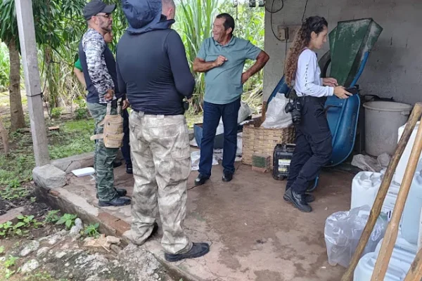 Polícia Civil apreende vários galões de agrotóxicos que eram pulverizados com drone na zona rural de Caxingó.