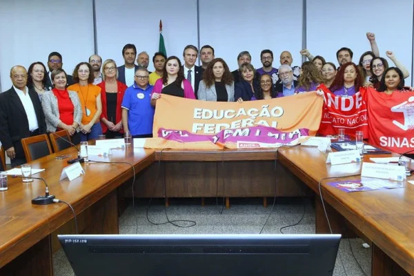Servidores públicos federais receberão reajuste retroativo a janeiro em 2 de maio.