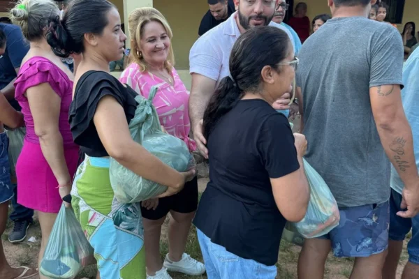 Prefeito Francisco Emanuel distribui peixe e cestas básicas na comunidade do Rebentão.