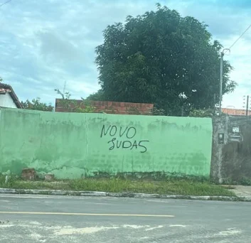 Vandalismo político é encontrado em muro próximo ao Estádio Pedro Alelaf.