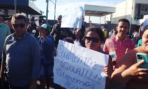 Governador do Piauí minimiza protesto por água de moradores durante inauguração de obras em Parnaíba.