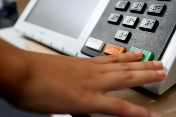 Eleitores têm até segunda para regularizar o título eleitoral no Piauí.  Mais de 60  mil podem ter o título cancelado.