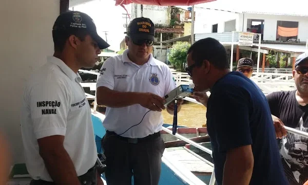 Capitania dos Portos do Piauí intensifica fiscalização nas embarcações no litoral utilizando etilômetro.